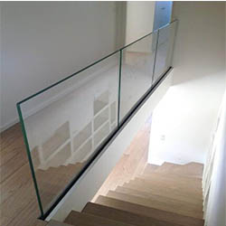 Easy clean tempered clear glass railing system